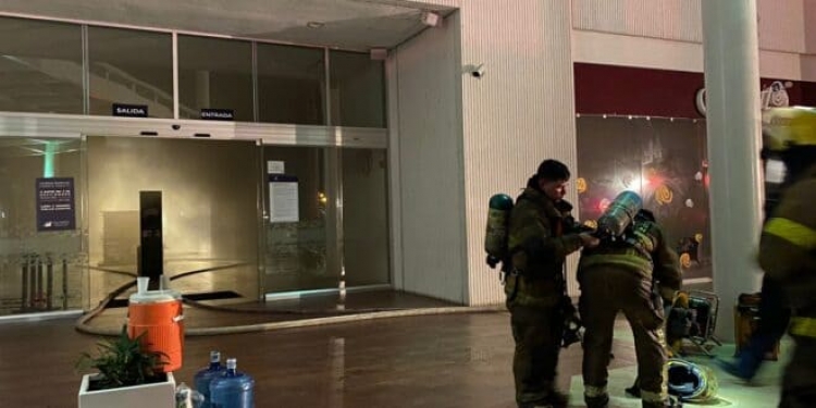 Incendio acaba con cinco locales de Plaza Galer&iacute;a Mazatl&aacute;n, esta madrugada