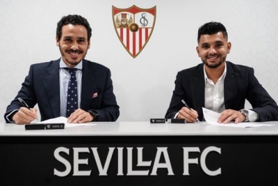 Firma el Sevilla al &acute;Tecatito&acute;