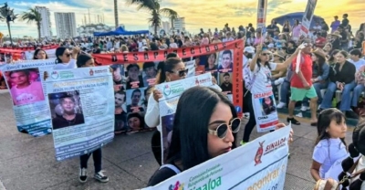 Madres de desaparecidos protestan en marcha en el Carnaval de Mazatl&aacute;n