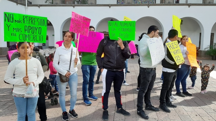 Alcalde les aumenta al doble la cuota de piso a artesanos; le arman plant&oacute;n