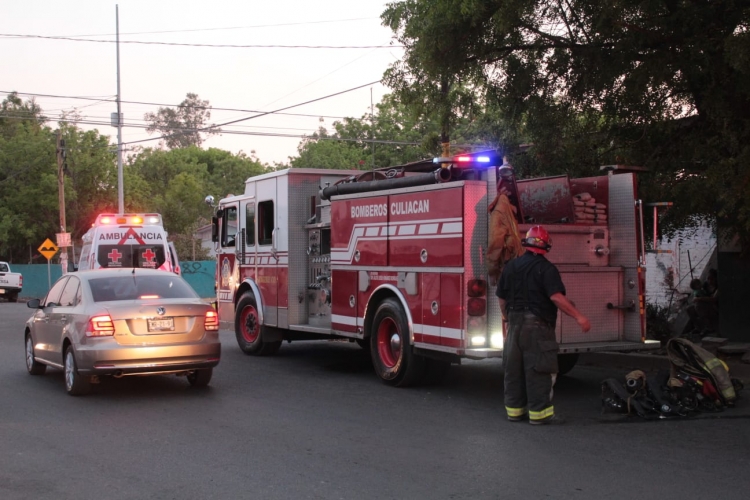 Un bombero result&oacute; herido durante el rescate de una persona y derrumbe de un techo en la colonia El Palmito