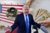 Trump firma orden ejecutiva para congelar cuentas bancarias y confiscar fondos de migrantes indocumentados en EEUU