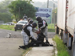 Migrantes se enfrentan a Guardia Nacional; hay un uniformado herido