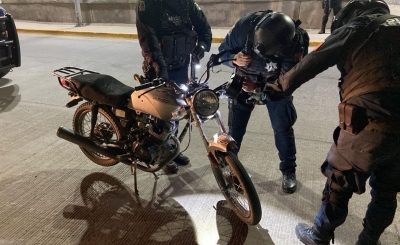 Polic&iacute;as Estatales recuperan motocicleta robada y aseguran al conductor