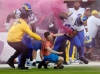 Bobby Wagner, de los Rams de Los &Aacute;ngeles, taclea a un activista que entr&oacute; al campo de juego
