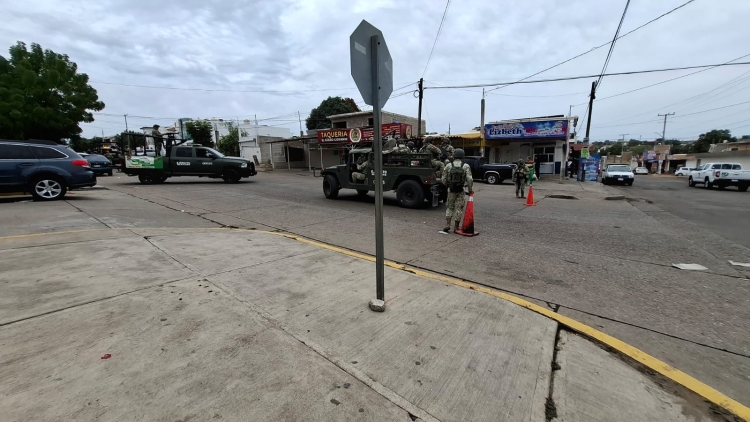 Durante recorrido de vigilancia, militares detienen a motociclista en la Colonia Esthela Ortiz, en Culiac&aacute;n