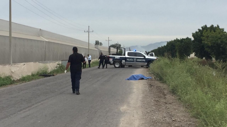 Jornalero muere atropellado; queda placa tirada del veh&iacute;culo responsable