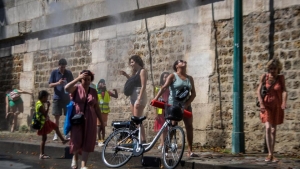 Contaminaci&oacute;n y ola de calor desatan el "infierno" en Par&iacute;s